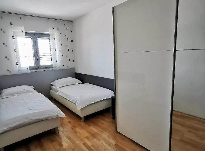 Mira * Podstrana